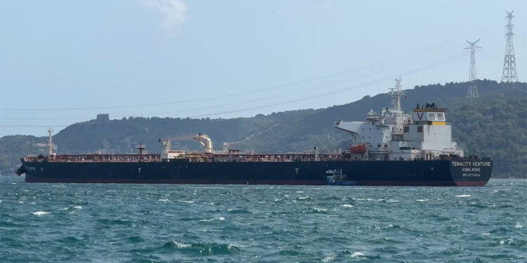 Sarıyer açıklarına demirletilen tanker havadan görüntülendi