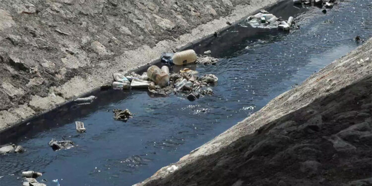 Cebeci Deresi'nde suyun rengi değişti