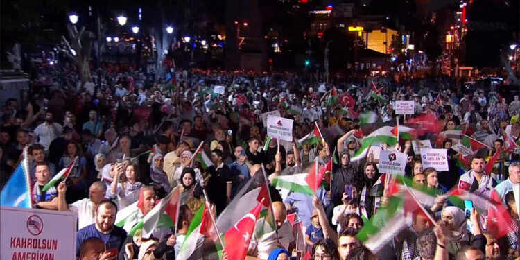 İstanbul'da, 'Gazze'ye Umut Işığı Ol' yürüyüşü