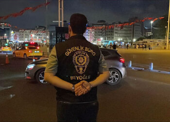 Beyoğlu'nda yapılan Huzur İstanbul denetiminde GBT taraması yapıldı
