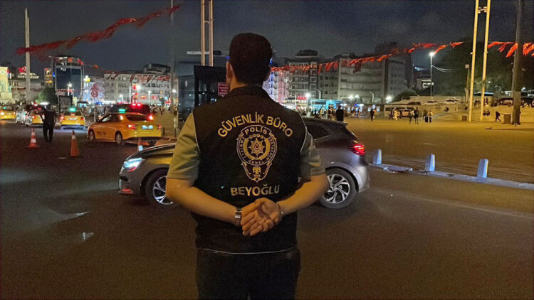 Beyoğlu'nda yapılan Huzur İstanbul denetiminde GBT taraması yapıldı