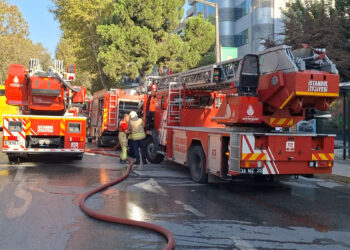 Kadıköy'de 4 katlı binada çıkan yangın söndürüldü