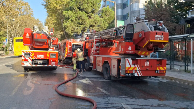 Kadıköy'de 4 katlı binada çıkan yangın söndürüldü