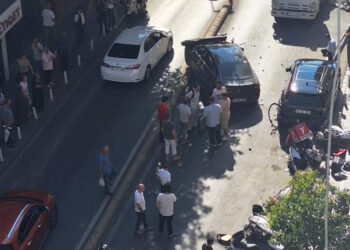 Kağıthane'de hatalı sollama kazası; 10 araç zarar gördü