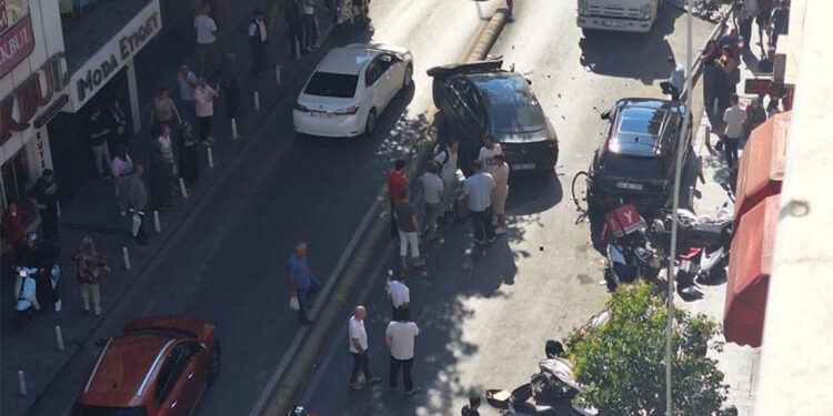 Kağıthane'de hatalı sollama kazası; 10 araç zarar gördü