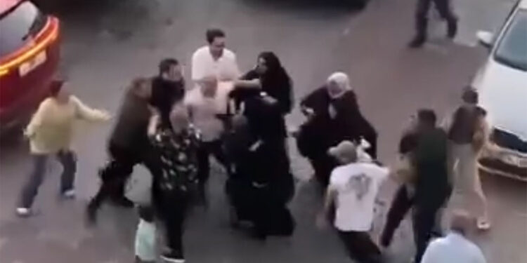 Kağıthane'de komşular park yeri kavgasında birbirine girdi