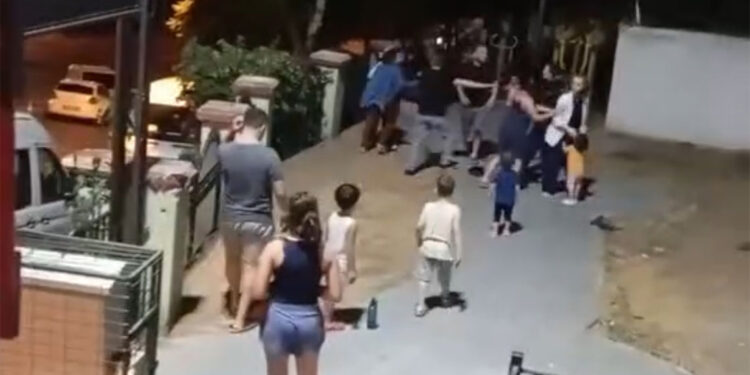 çocuklar arasındaki kavgaya anneler de dahil oldu