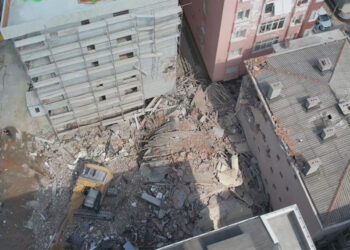 Kentsel dönüşüm için boşaltılan apartman çöktü