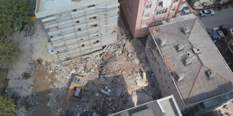 Kentsel dönüşüm için boşaltılan apartman çöktü