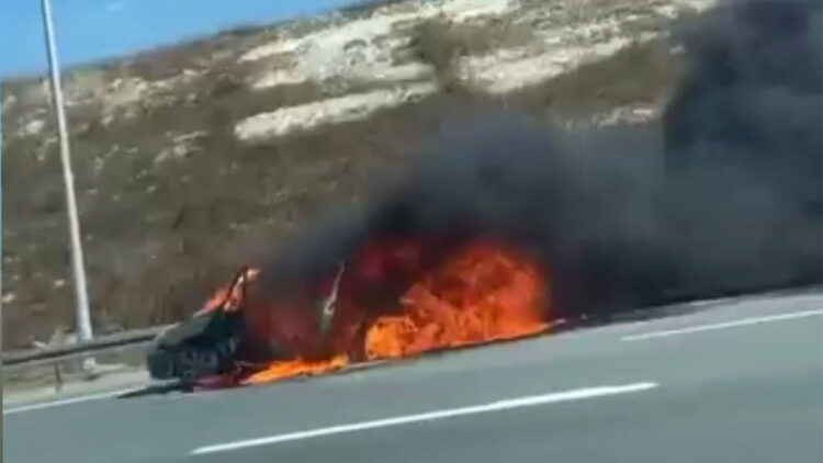 Kuzey Marmara Otoyolu'nda otomobil alev alev yandı