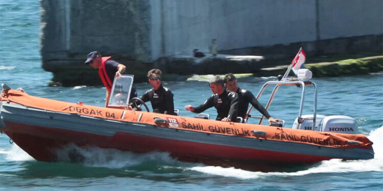 Sarayburnu Sahili'nde denizde kaybolan Şahap Erol’u arama çalışmaları sürüyor