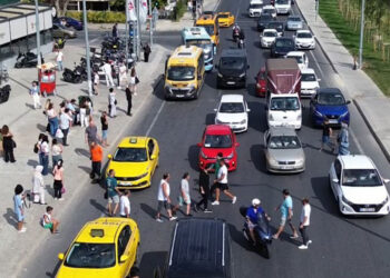 Yaya geçidini kullanmayanlar trafiği tehlikeye sokuyor