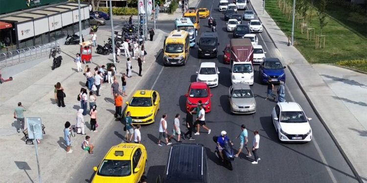 Yaya geçidini kullanmayanlar trafiği tehlikeye sokuyor