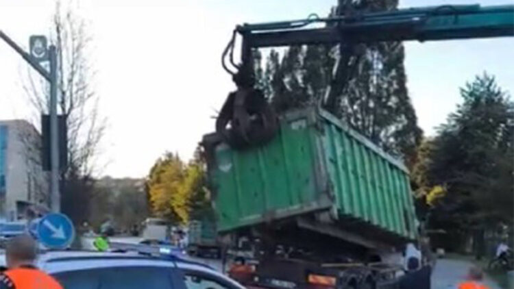 Sultangazi'de demir yüklü kamyon devrildi