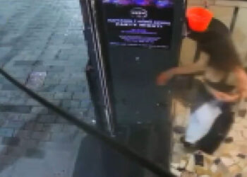 Taksim'de gece kulübünde kıskandığı kadını ve kendi sevgilisini bıçakladı