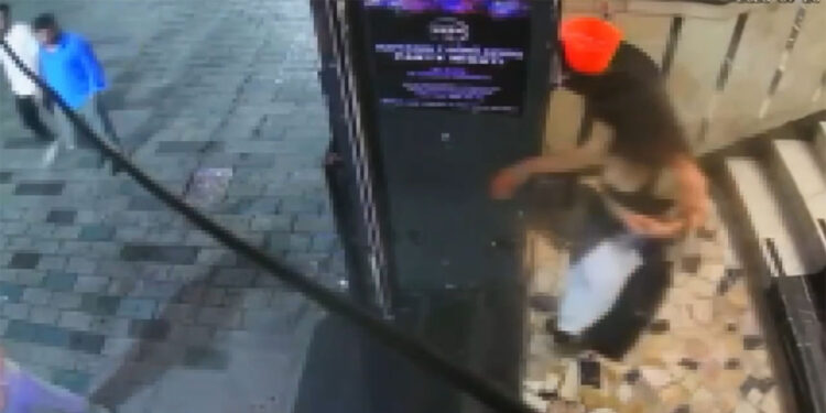 Taksim'de gece kulübünde kıskandığı kadını ve kendi sevgilisini bıçakladı