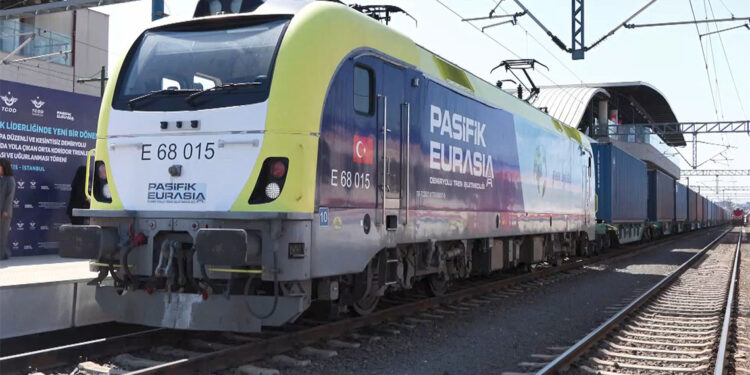 Çin-Türkiye-Avrupa Demiryolu Hattı'nda yola çıkan iki yük treni İstanbul'a ulaştı