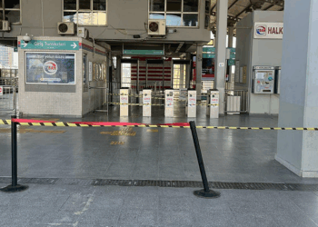 İZBAN seferleri, memurların iş bırakma eylemi nedeniyle iptal edildi