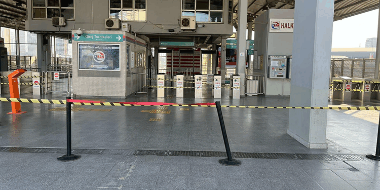 İZBAN seferleri, memurların iş bırakma eylemi nedeniyle iptal edildi