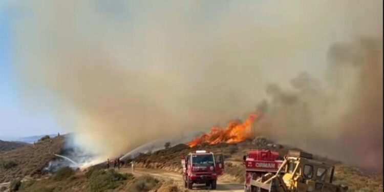 İzmir'in Karaburun ilçesi yanıyor; Ekipler, yangınla mücadele ediyor