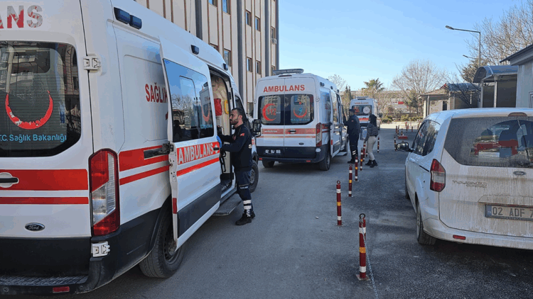 İhbara giden polis ekibi kaza yaptı: 5 yaralı