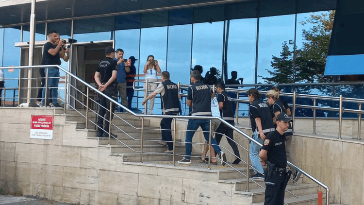 İndirimli tatil vaadiyle 300 kişiyi dolandırdığı iddia edilen çift yakalandı