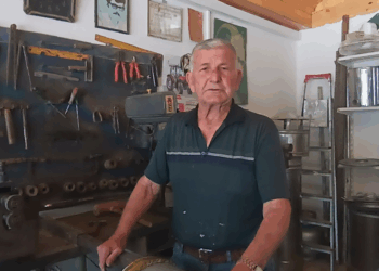 İş yeri yıkılan depremzede, mesleğini prefabrik dükkanda sürdürüyor