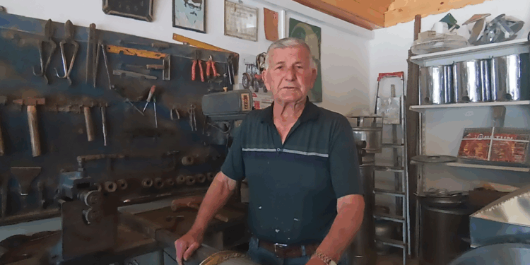 İş yeri yıkılan depremzede, mesleğini prefabrik dükkanda sürdürüyor