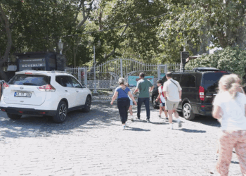 İstanbul'da şiddetli rüzgar nedeniyle Gülhane Parkı kapatıldı