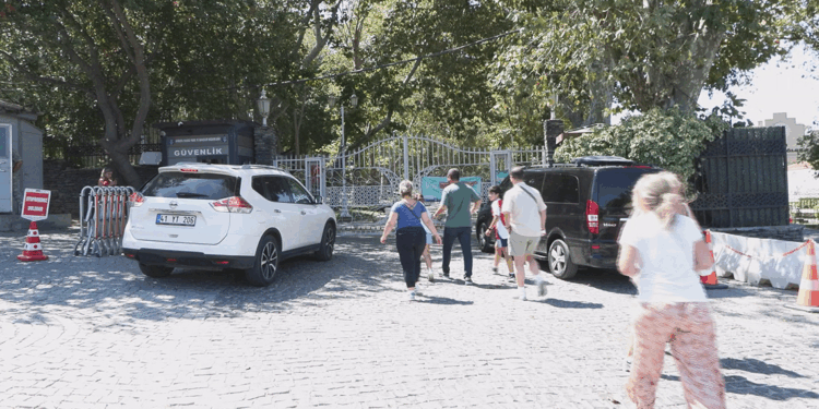 İstanbul'da şiddetli rüzgar nedeniyle Gülhane Parkı kapatıldı