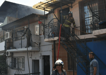 İzmir'de hurda deposunda yangın; 4 eve de sıçradı