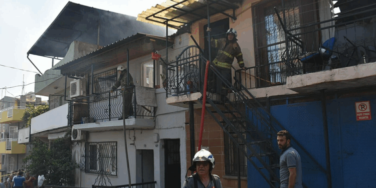 İzmir'de hurda deposunda yangın; 4 eve de sıçradı