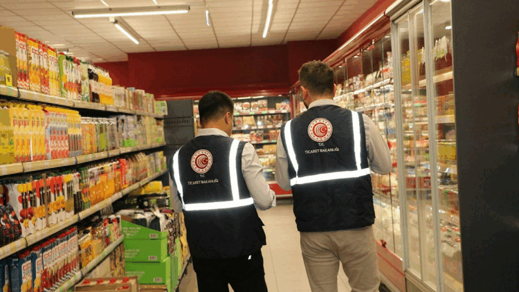 İzmir'deki marketlerde 'fahiş fiyat' ve 'etiket' denetimi