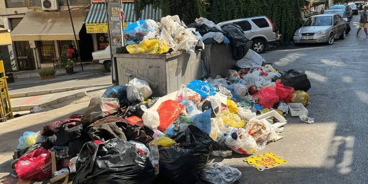 İzmir'in çöp sorununa tepki: Koku 5'inci kata kadar çıkıyor