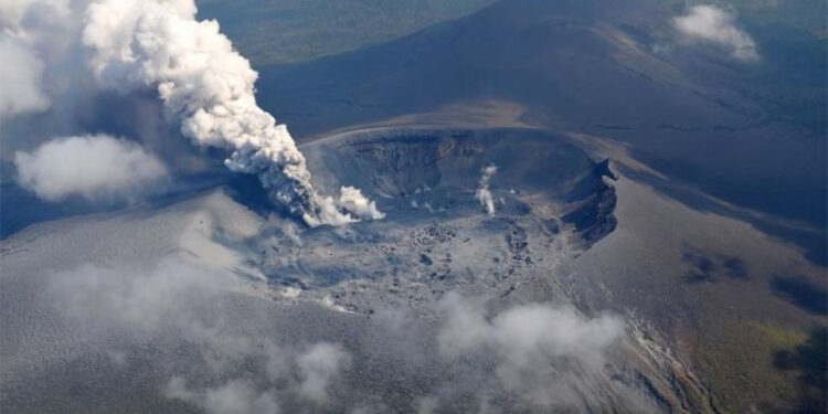 Shinmoedake Yanardağı'nda patlama