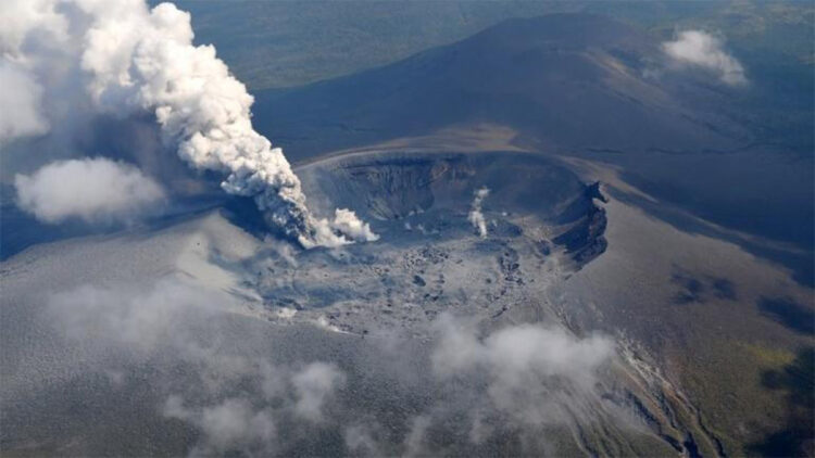 Japonya'daki Şinmoe Yanardağı'nda patlama