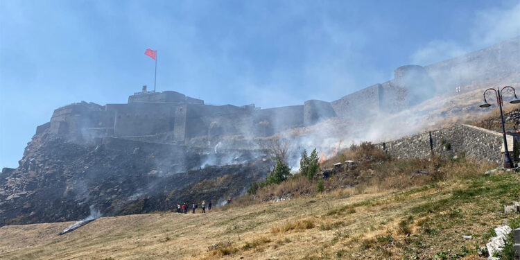 Kars Kalesi'nin eteklerinde yangın