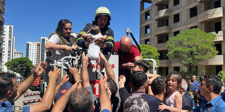 Kayseri'de 14 katlı binada yangın