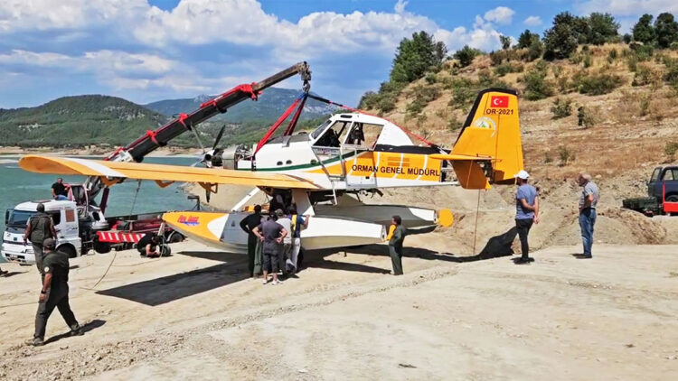 Kırıma uğrayan yangın söndürme uçağı karaya çıkarıldı
