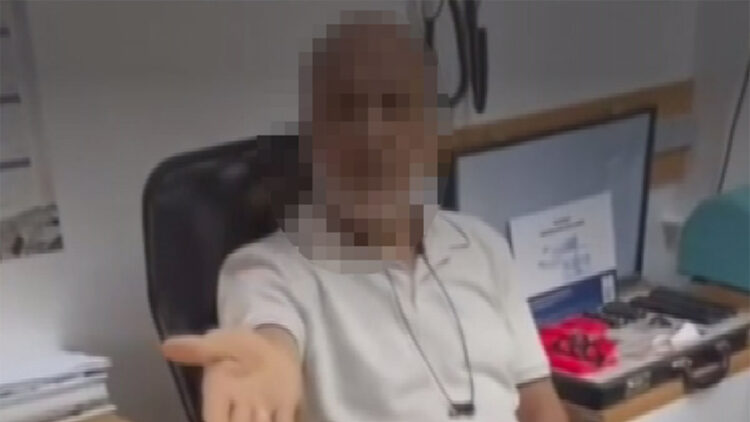 Kadın hastasını kıyafetini beğenmediği gerekçesiyle muayene etmedi