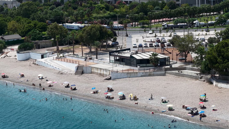 Konyaaltı sahilinde 'gölgelik' krizi