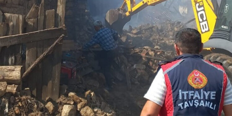 Şapçı köyünde çıkan yangında 2 ev kül oldu