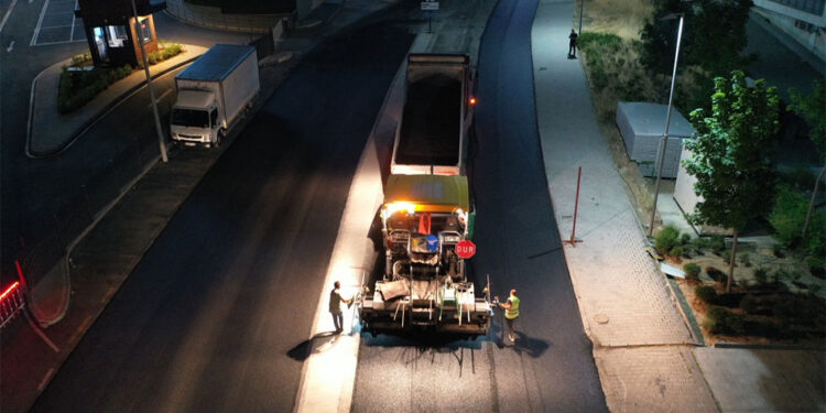 Küçükçekmece'de asfalt yama ve asfalt kaplama çalışmaları devam ediyor
