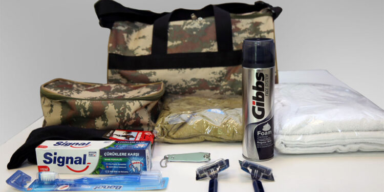 Vatani görevini yerine getirecek gençlere asker çantası desteği