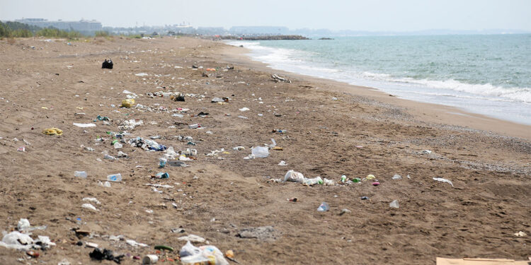 Kumköy Sahili çöplüğü andırıyor