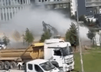 Kağıthane'de İSKİ çalışması sırasında isale borusu patladı