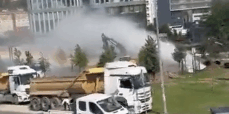 Kağıthane'de İSKİ çalışması sırasında isale borusu patladı 