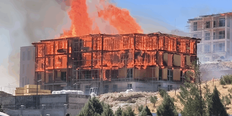 Kahramanmaraş'ta lojman inşaatında yangın