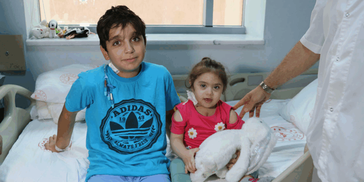 Kalp hastası kardeşler bir gün arayla ameliyat oldu