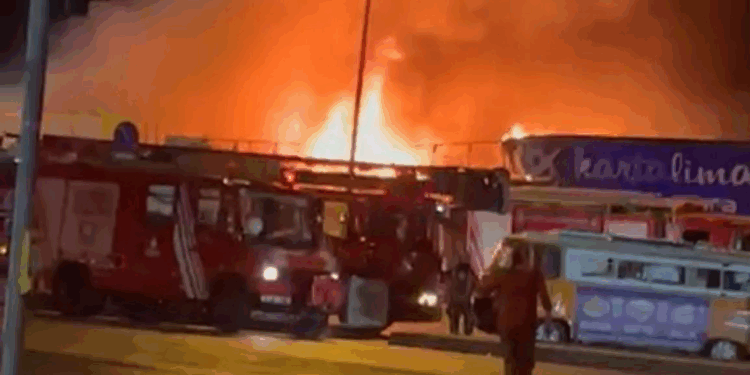 Kartal'da balıkçı barınağında çıkan yangın 4 restorana sıçradı